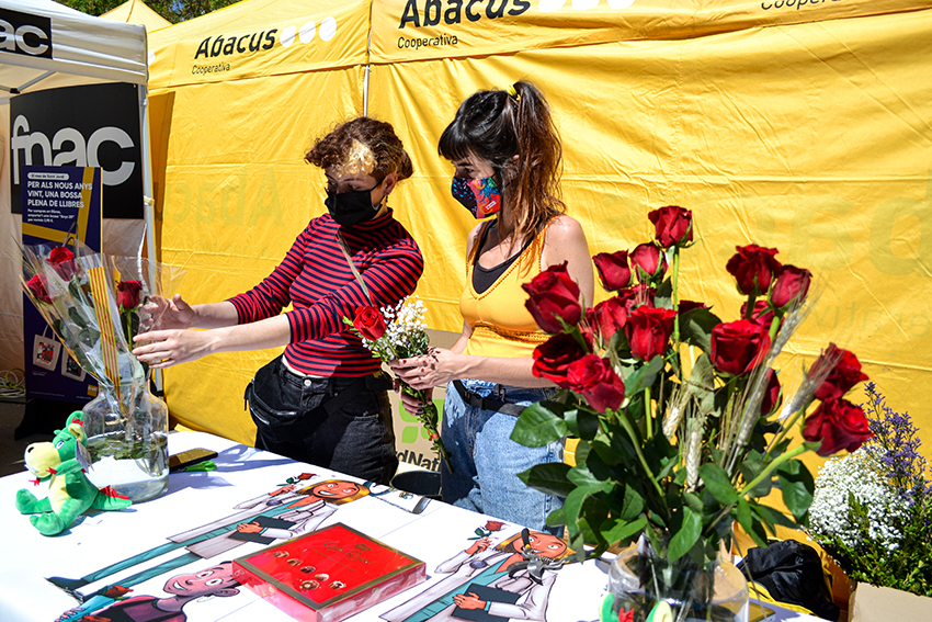 Sant Jordi torna a omplir Sant Andreu amb roses i llibres | L'Exprés de Sant  Andreu